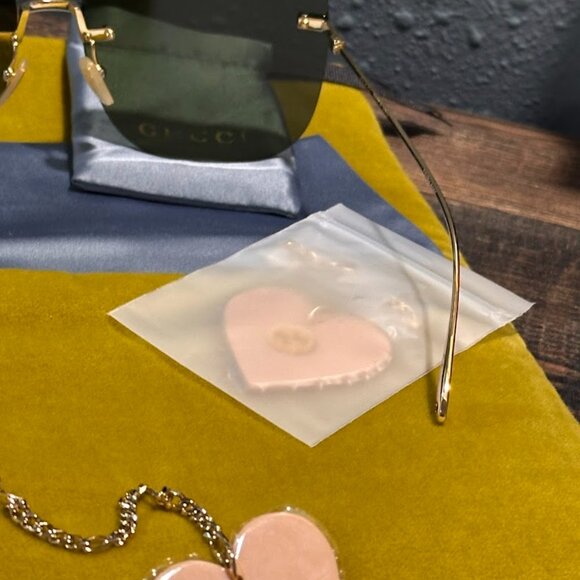 GUCCI Sunglasses with Dangle Hearts & Ltd Edition Case GUCCI Luxury Sunnies NWT - Picture 5 of 16